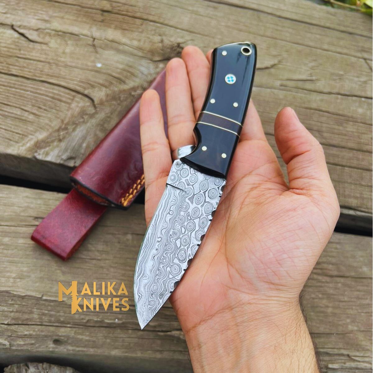 Damascus Bull-Horn Hunting Knife: A stunning combination of craftsmanship and nature, featuring a Damascus blade and a handle made from genuine bull-horn."